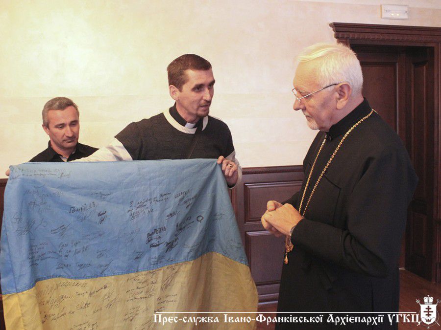 Офіцери разом з воїнами Нацвардії України в Луганській області, підписали бойовий стяг найщирішими побажаннями та словам