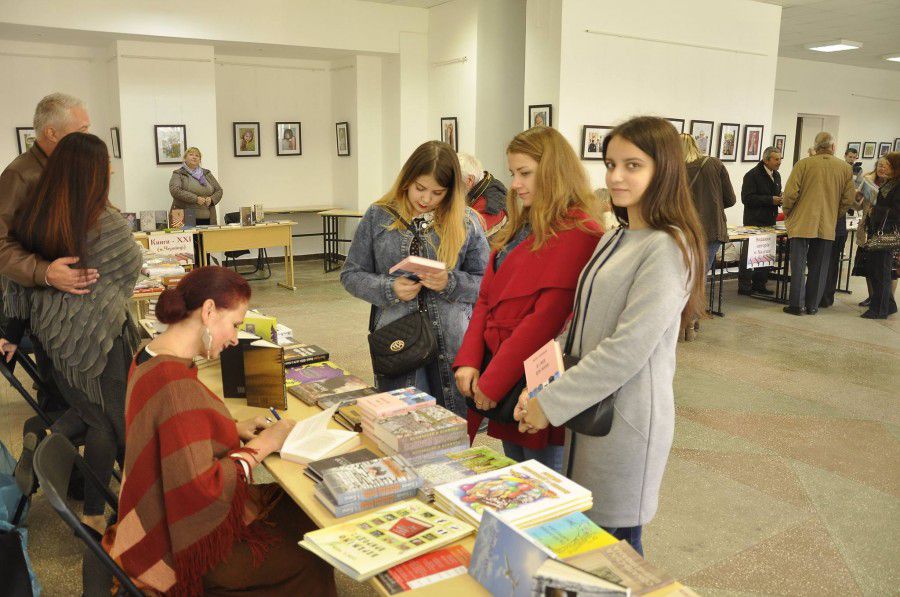 Під час книжкового ярмарку у Калуші | Фото: Світлана Дмитришин