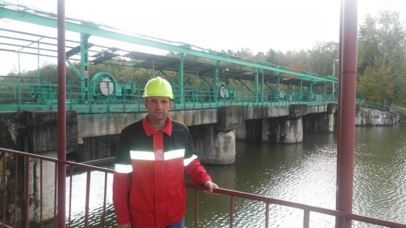 Річкова вода з водосховища самопливом двома підземними залізобетонними і стальними трубопроводами діаметром 1000 мм пода