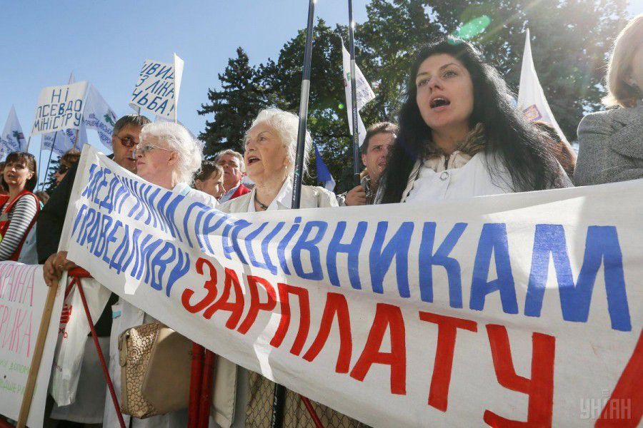 Ілюстрація. Станом на кінець вересня заборгованість по зарплаті перед медичними працівниками України сягнула майже 82 мл