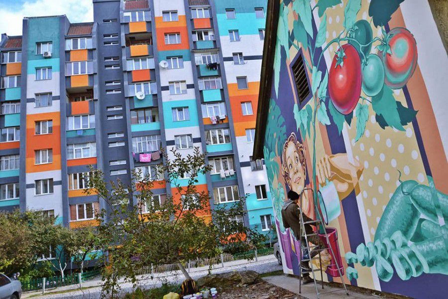 На місці незаконних гаражів постав новий мурал