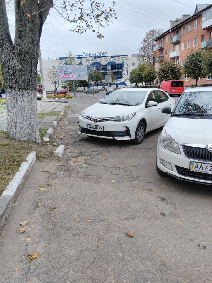 Авто заважає пішоходам, проте, водії на це не зважають | Фото: Ольга Сиротюк