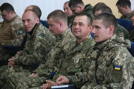 Кожний із керівників привітав правоохоронців з визначною подією і побажав вірно служити Українському народові | Фото: Ві