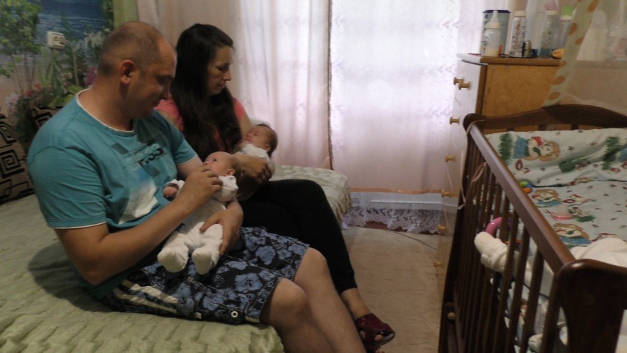 Наразі дівчатка та батьки туляться у маленькій квартирі