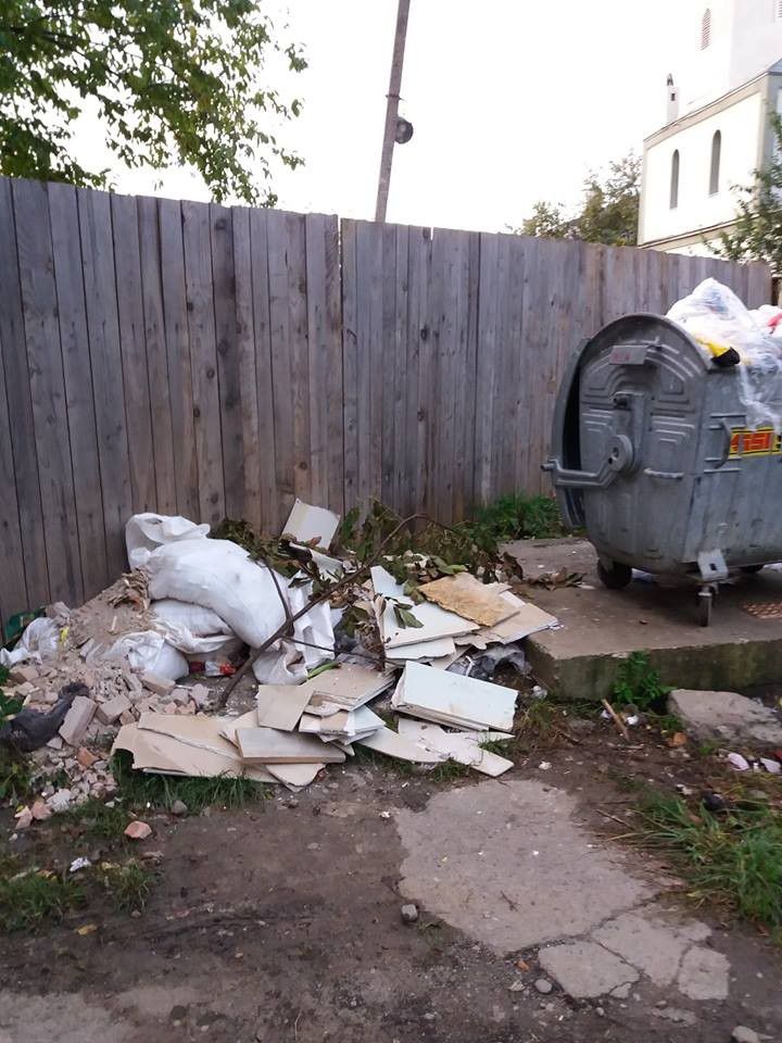 Так виглядає смітник поблизу собору на проспекті Лесі Українки