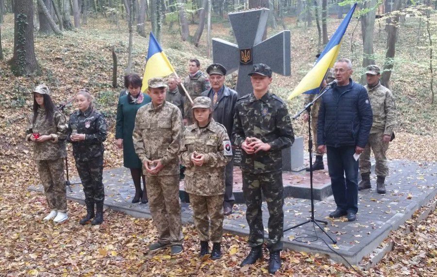 Кожна команда формувалася із трьох юнаків та двох дівчат