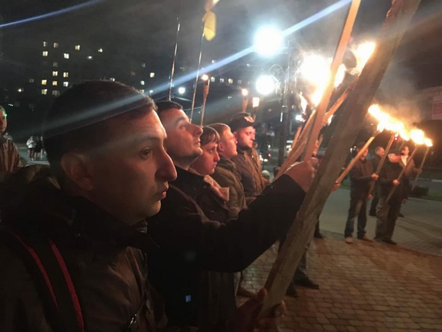 Учасниками дійства стали члени "Молодого руху", СУМу, "Свободи", УКРОПу, НРУ та інших партій та гром