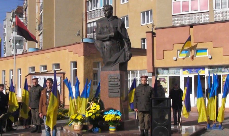 Урочистості відбулися біля пам'ятника Роману Шухевича, який постав завдяки коштам громади міста