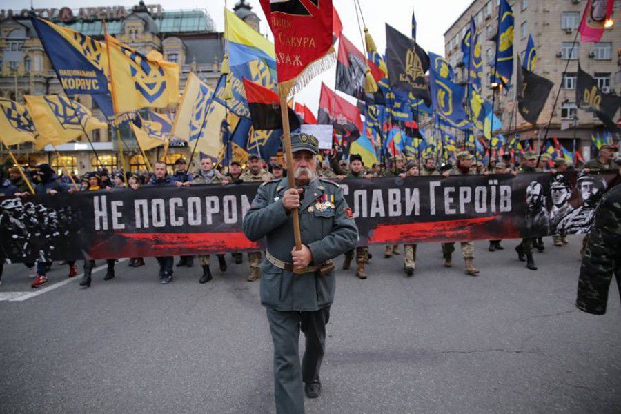 З величезним плакатом "Не посоромимо Слави Героїв" учасники ходи пройшли у центрі Києва | Фото: Руслан Ганущак