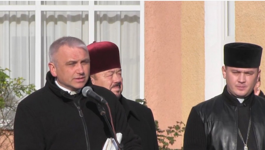 "Чому ми бачимо стільки молодих людей у формі? Чому ветерани вже не можуть повісити свою форму на вішачку?" &m