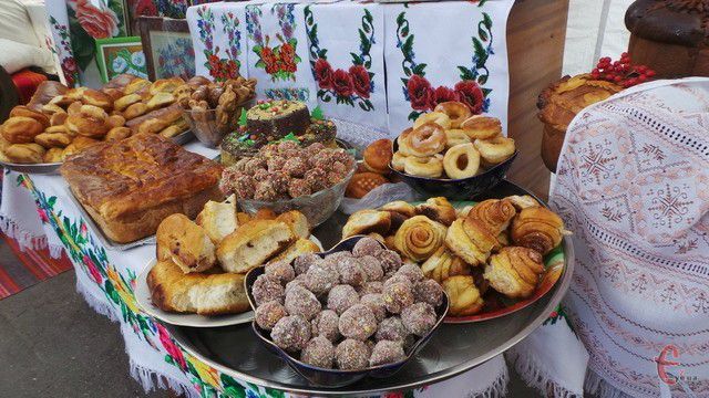 Ілюстрація. Калушани продавали тістечка, пляцки, а до них &mdash; каву і чай