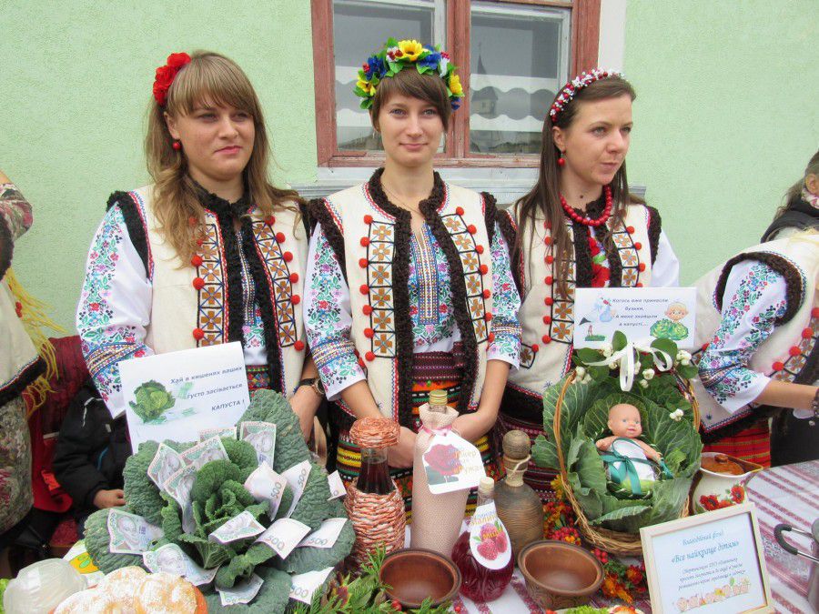 Господині з різних сіл пригощали пиріжками, запіканками, супами, котлетами, салатами з капусти