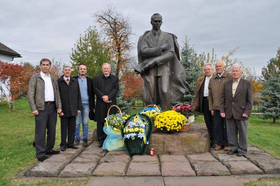 Біля пам'ятника Провідникові ОУН Степанові Бандері у Старому Угринові | Фото: Бандерівська громада/Facebook