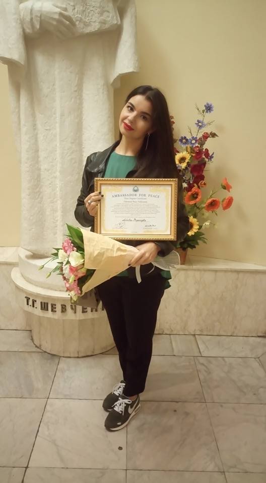 Наталія Папазоглу отримала сертифікат "Посла миру"