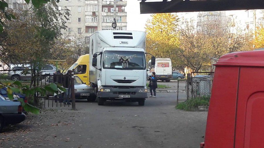 ДТП за участі вантажівки та легковика на вулиці Євшана