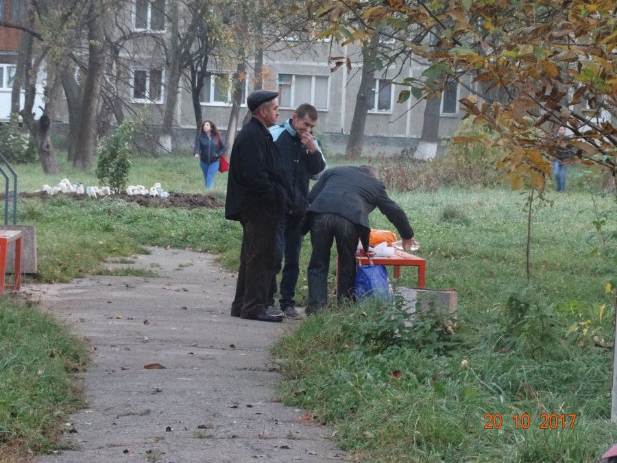 Інспектори з благоустрою поговорили з чоловіками, після чого вони пішли геть | Фото: Інспекція з благоустрою м. Калуша