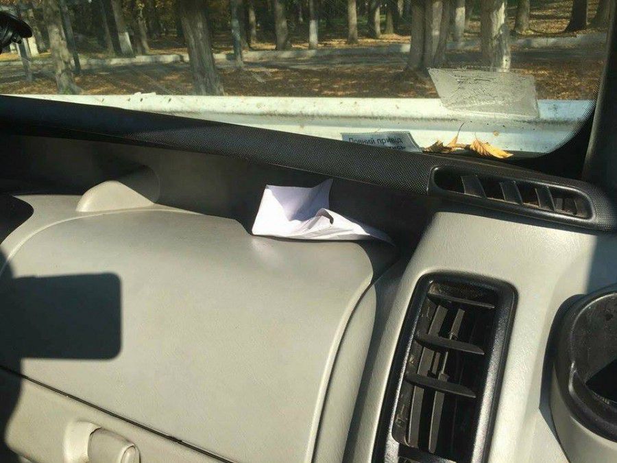 Оперативники затримали зловмисника неподалік від військової частини при спроби передати сім тисяч гривень хабара | Фото: