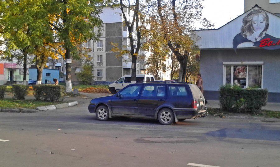 Так паркуються у Калуші при в'їзді до міської поліклініки