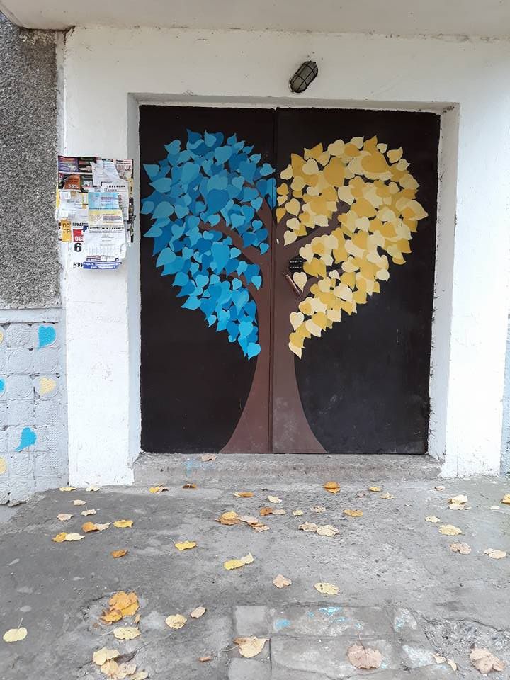 Мешканці творять красу просто на дверях свого під'їзду