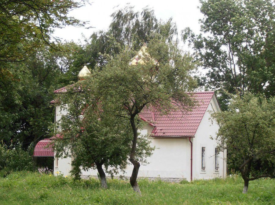 Церква УАПЦ первомученика архідиякона Стефана розташована у саду Калуської районної лікарні