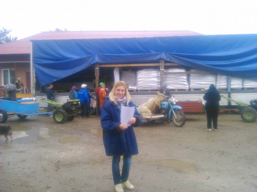 Зерно для жителів сіл компанія перевіряє, очищує та фасує в мішки по 25 кілограмів, а відтак &mdash; доставляє у село