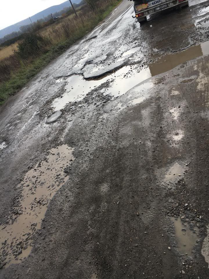 Стан жахливої дороги почали активно обговорювати в соцмережі