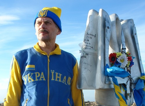 На Говерлі відновлено пошкоджений вандалами тризуб