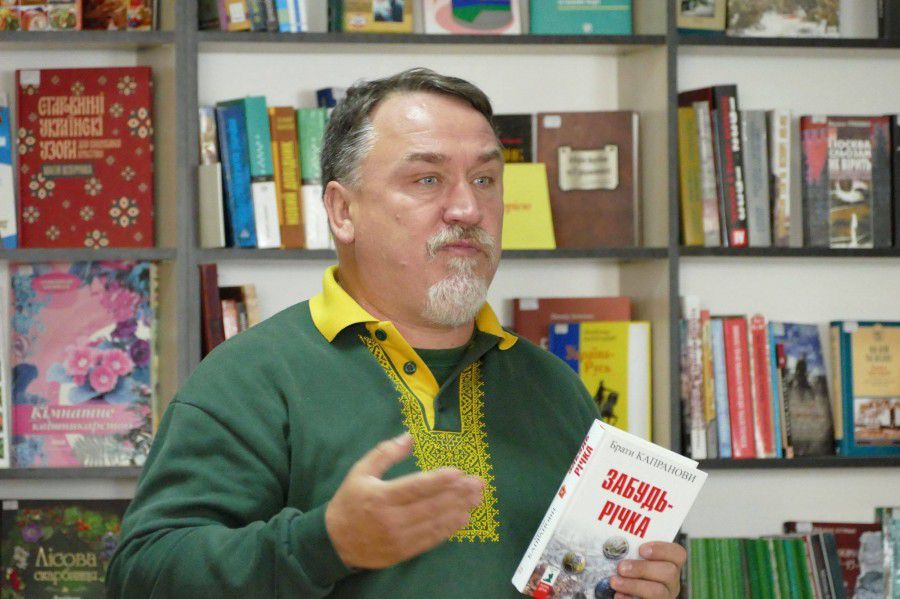 Наприкінці книги &mdash; кілька вільних сторінок, щоби кожен міг вписати своє свідчення, свою історію того, де він був п