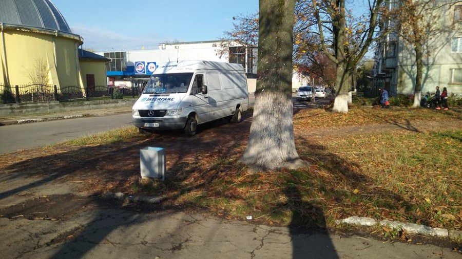 У Калуші водій мікроавтобуса припаркувався на тротуарі