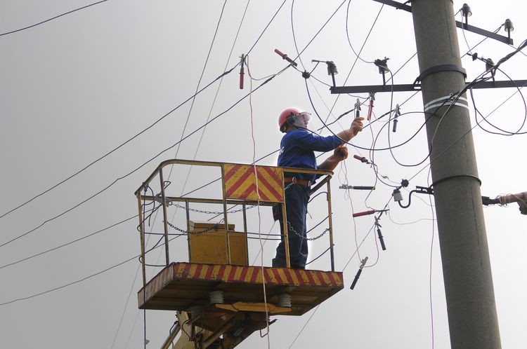 Обірвані лінії електропередач енергетики поспішають "заживити"