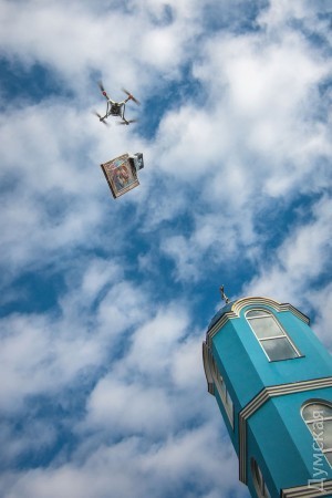 Квадрокоптер з іконою: у селі влаштували "повітряний хресний хід"