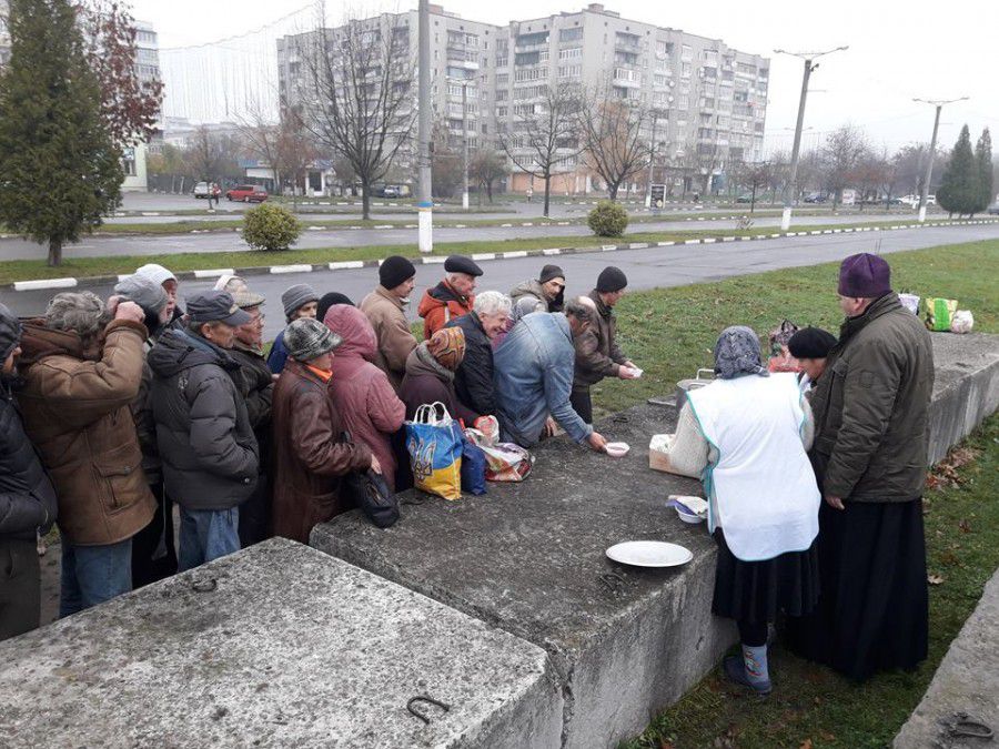 Гарячими обідами усіх, хто цього потребує пригощають неподалік собору Святих Землі Української 