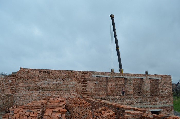 Наразі більше як двісті учнів навчаються у шести корпусах, розкиданих по селі. І всі вони &ndash; пристосовані під школу