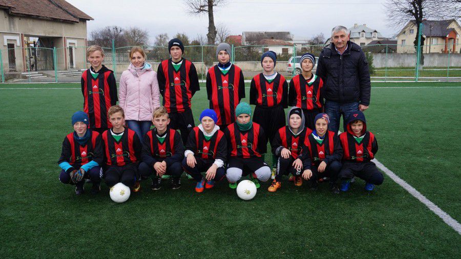 Вручення футбольної форми відбулося на стадіоні міста Галича