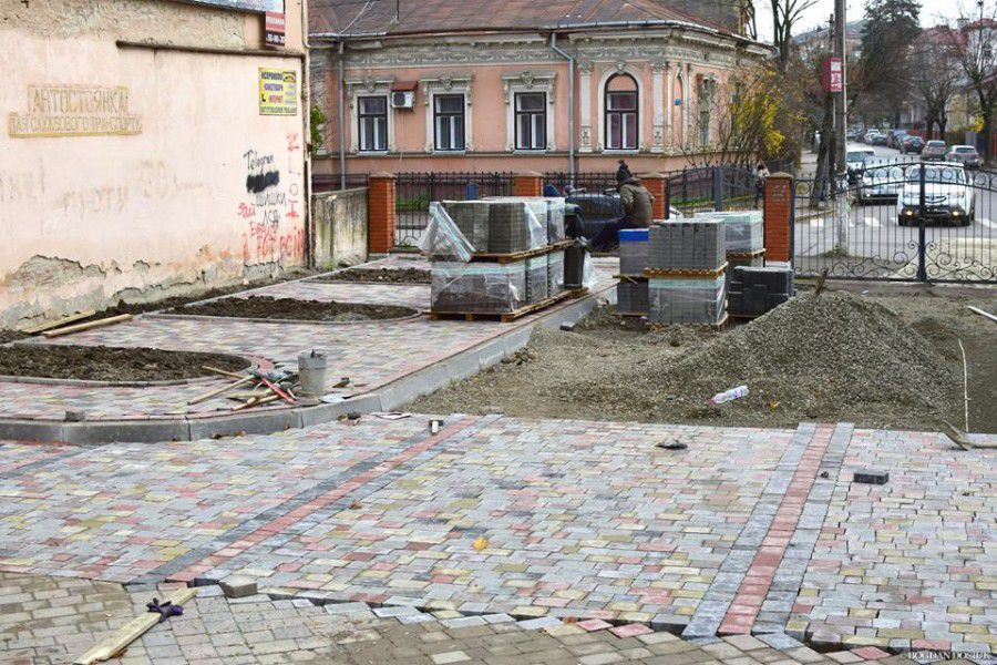 Знищену бруківку змінюють на нову в частини території центрального корпуса ПНУ ім. В. Стефаника по вул. Чорновола