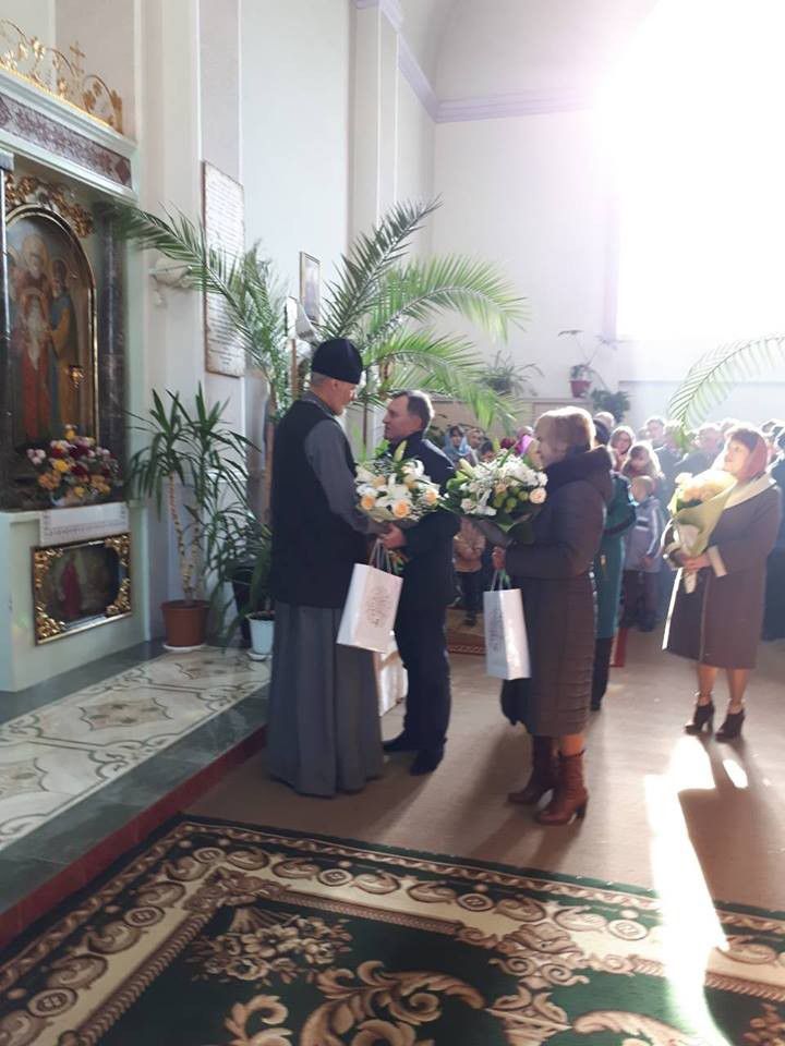 Вітання від міського голови Ігоря Матвійчука та першого заступника міського голови Галини Романко прйимає о. Григорій Мо