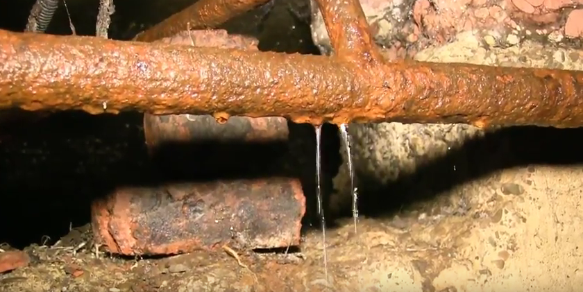 Такий вигляд мають труби у підвалі будинку №13 на вулиці Коновальця | Фото: скріншот з відео