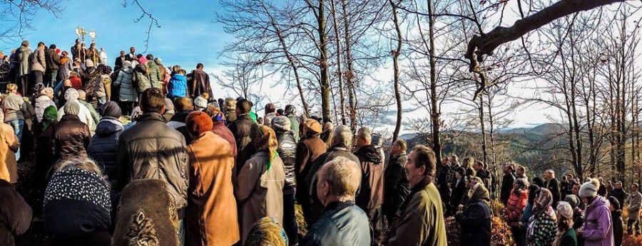 12 листопада на богослужіння з цієї нагоди на вершину гори піднялося понад 200 людей | Фото: t1.ua
