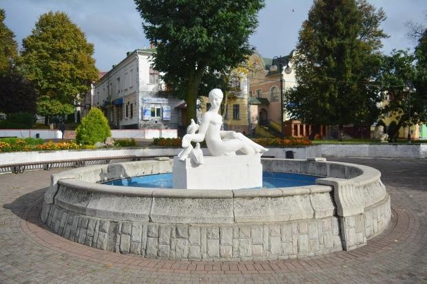 Влада запланувала на площі Героїв не пішохідний фонтан &mdash; а у межах існуючої чаші, діаметром 6 метрів з гранітними 