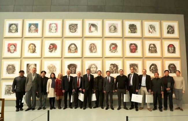 На запрошення ректора Центральної академії мистецтв в Пекіні , видатного художника  Фань Ді Ань делегація Прикарпатськог