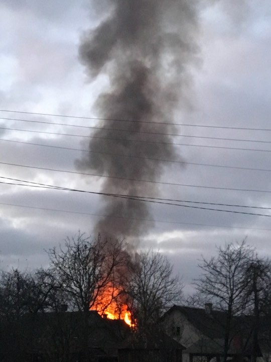 Пожежа сталася вранці у житловому будинку на вулиці Грушевського | Фото: Оля Білоус