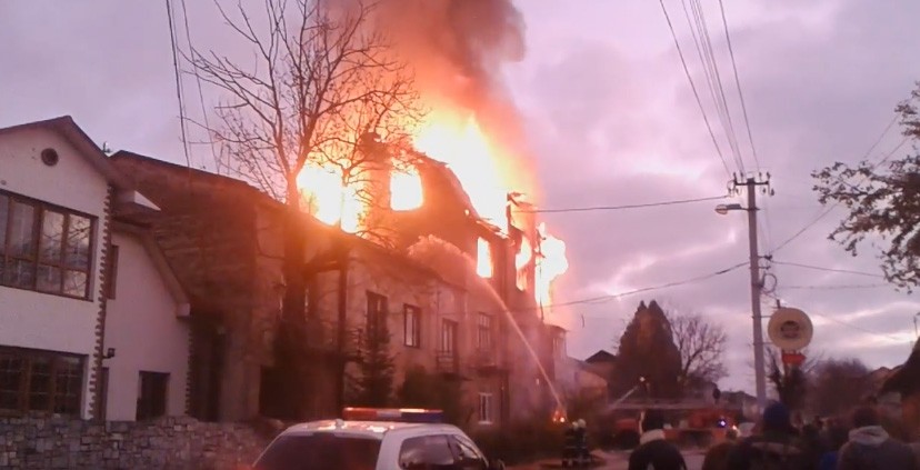 Пожежа сталася близько п'ятої години ранку. Вигорів увесь третій поверх