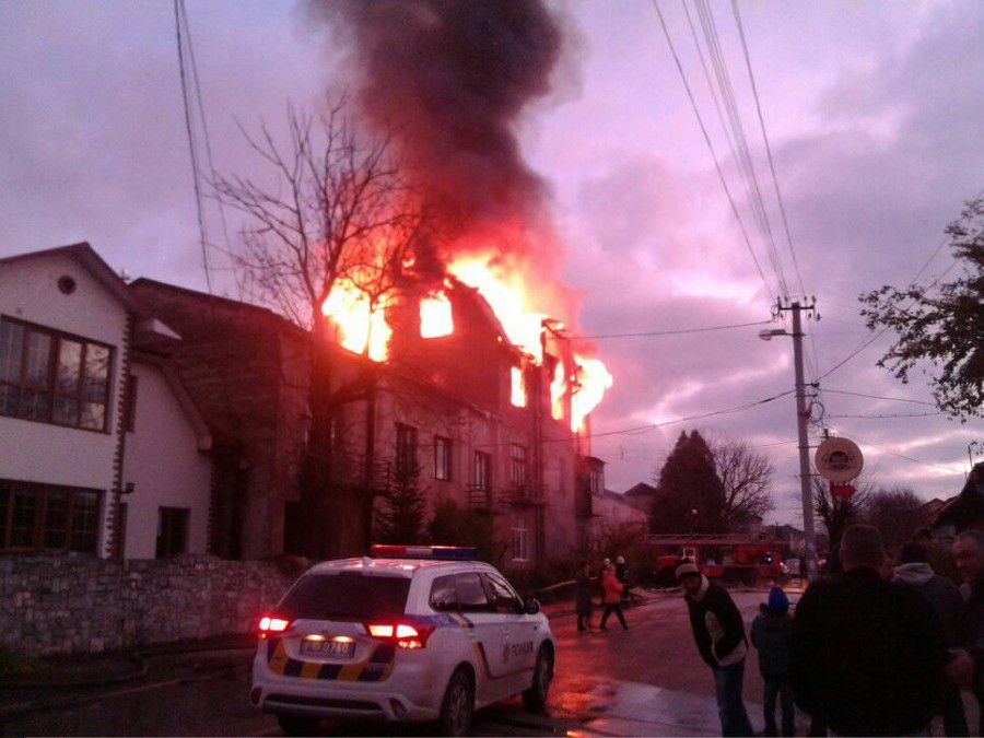 Оперативно ліквідувати загоряння не вдалося, відтак полум&rsquo;я охопило увесь третій поверх, площа пожежі сягнула 144 