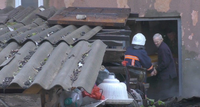 Рятувальники допомагали виносити тіло покійника з будинку, який зазнав потужної пожежі