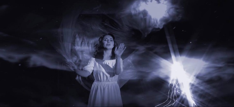 У роботі відсутні кольори як такі, але у своїй уяві глядач може домалювати собі ті відтінки, які відчує