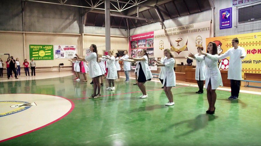 Вітання з Міжнародним днем студента. З Міжнародним днем студента викладачі медичного університету привітали танцювальним