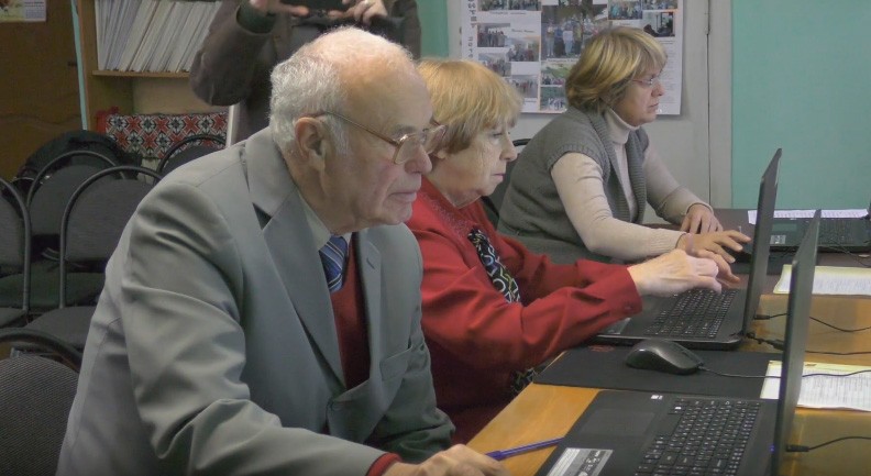 У Калуші пенсіонери вчаться користуватися комп&rsquo;ютером самостійно, без допомоги внуків