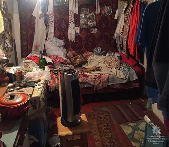 Поліцейські Дніпра затримали чоловіка, який ледь не вбив свою бабусю іконою