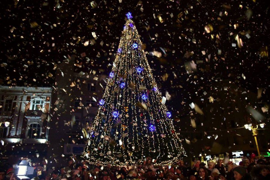 Ілюстрація. Штучні ялинки прикрашають площі багатьох міст