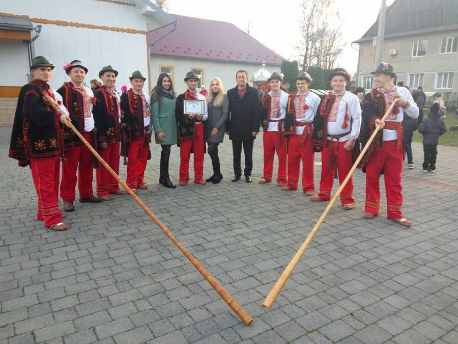 Рекорд з масового виконання українського народного чоловічого танцю "аркан" встановили на Прикарпатті